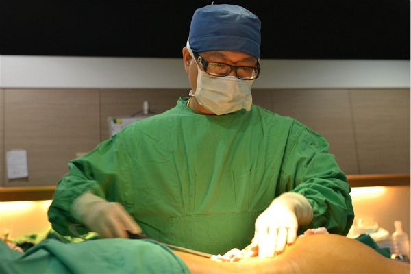 自體脂肪填充中的抽脂痛嗎?