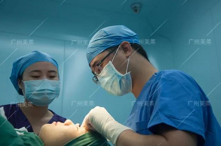 21歲，被爸媽拉去割雙眼皮，還開了眼角...