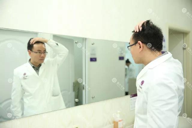 誰說30禿了就沒救了？華美整形醫師植發過程大曝光！