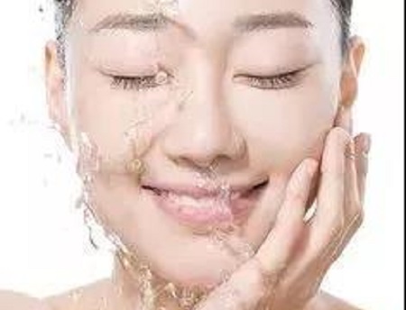 50歲女星穿校服似少女?不老全因護(hù)膚多這一步!