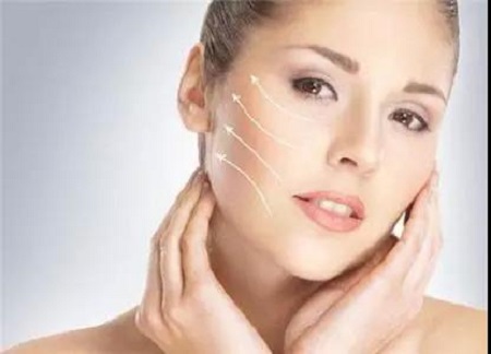 63歲媽媽顏值、身材秒殺30歲的女兒!