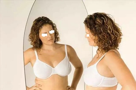 一味追求大胸的她們,卻忽略了這個問題...