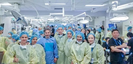 朱飛玲主任(右1)在解剖與注射實踐展示操作現場