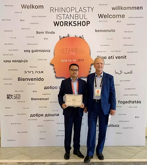 歐洲鼻整形協(xié)會(huì)的會(huì)長(zhǎng)為尹飛醫(yī)生頒發(fā)證書